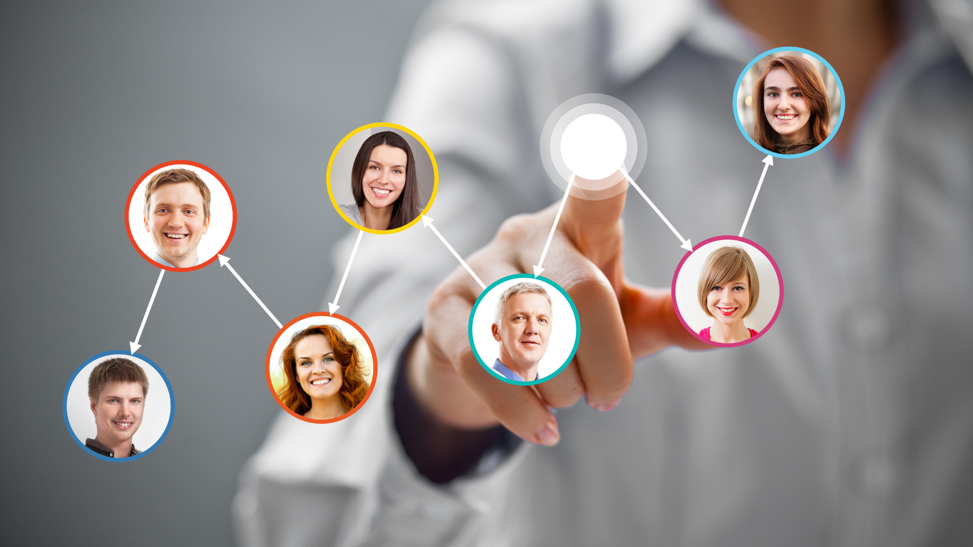 Delegar marketing no es desaparecer. Aprende qué debe ejecutar tu agencia, qué debe liderar el dueño y cómo trabajar con seguimiento y objetivos claros.