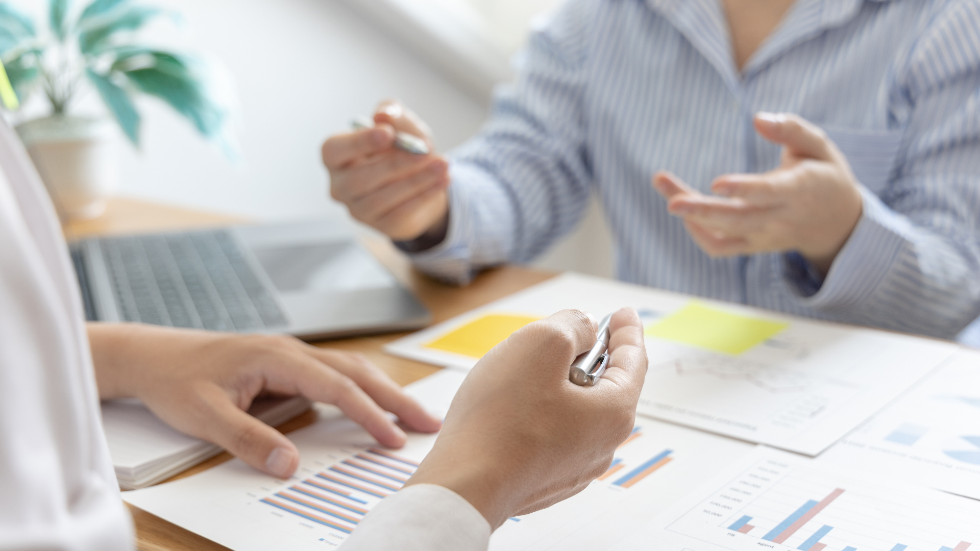 Delegar marketing no es desaparecer. Aprende qué debe ejecutar tu agencia, qué debe liderar el dueño y cómo trabajar con seguimiento y objetivos claros.